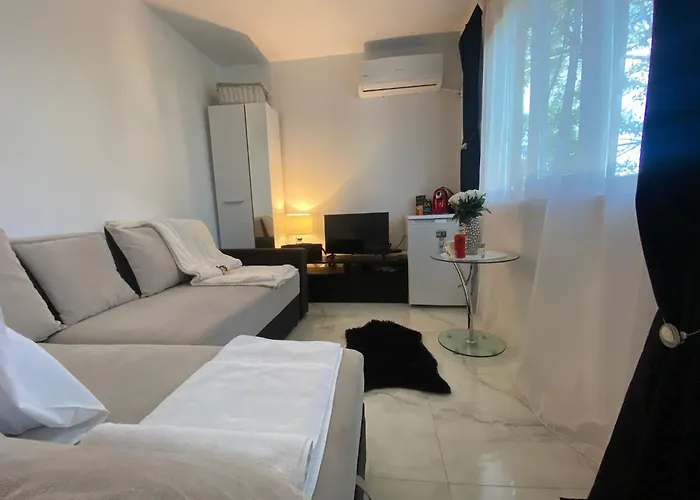 Cozy Corner Apartment *